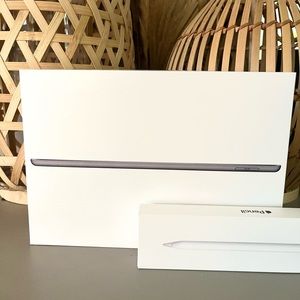 iPad 8th generation 128 GB space gray with Apple Pencil